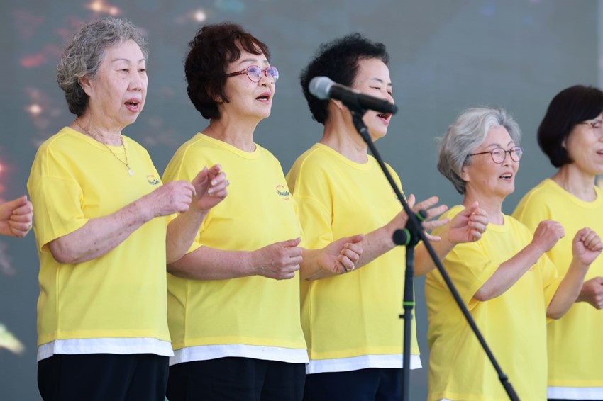 1.열정 넘치는 노래로 장식된 2024 예천활축제 첫날